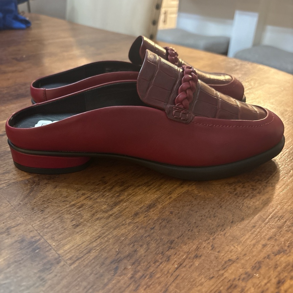 Ecco ladys Burgundy sculpt leather mules